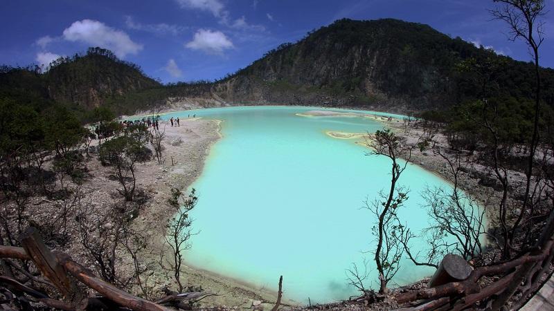 Pesona Danau di Indonesia yang Dapat Berubah Warna